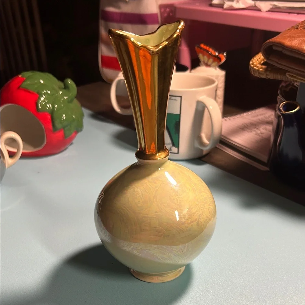 Art Deco iridescent bud vase by‎ CG USA, featuring a 22 karat gold-dipped top